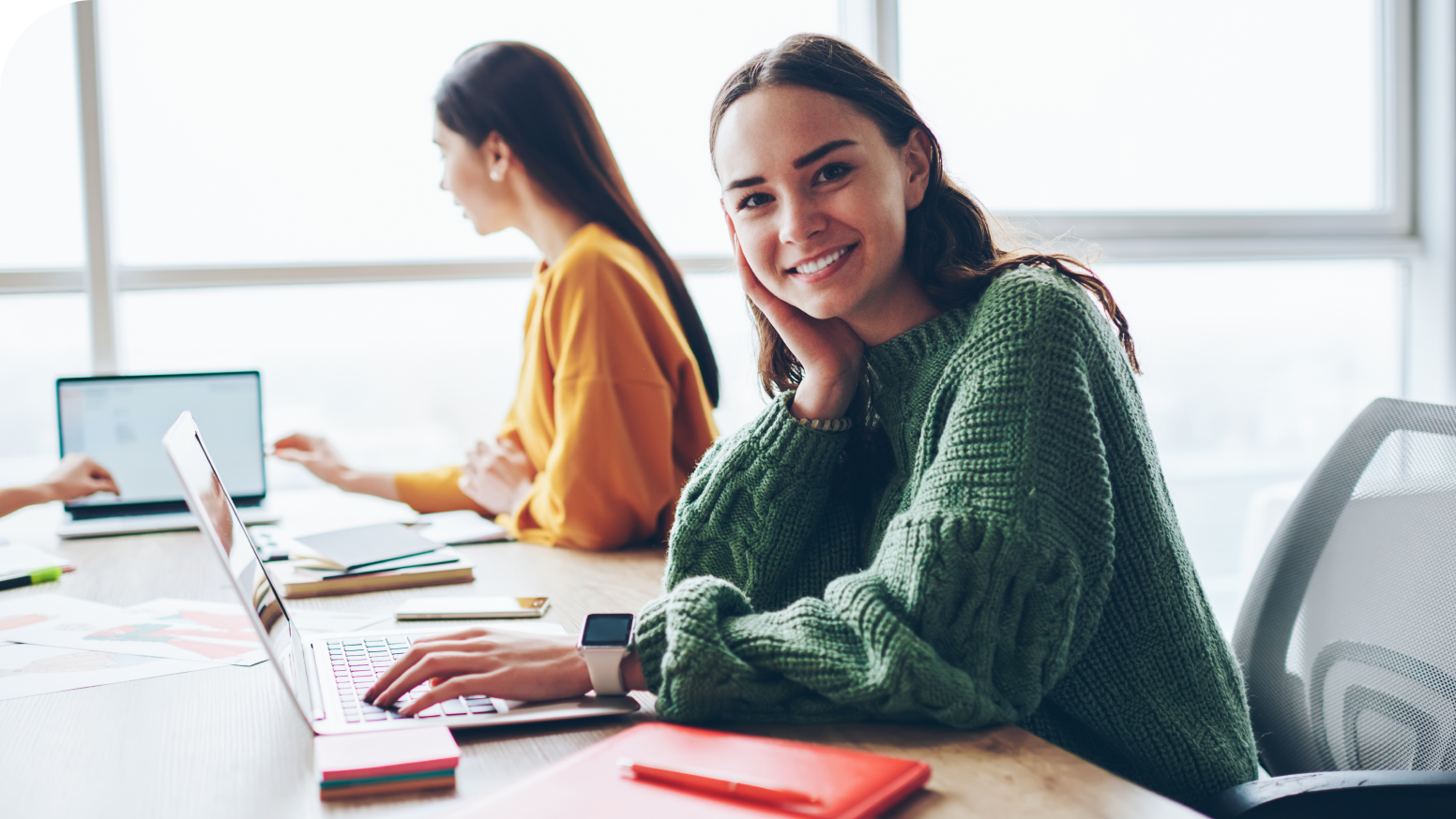 Estudiantes trabajando con laptops