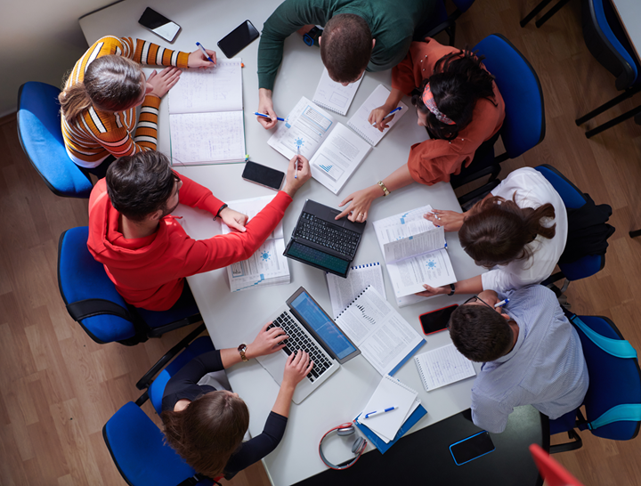 Grupo de estudiantes trabajando juntos
