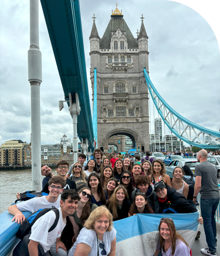 Estudiantes en el Tower Bridge de Londres